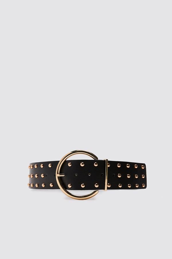 Este cinturón efecto piel de diseño ancho y tachas doradas en toda la pieza es de Zara y viene con una bonita hebilla redondeada también en dorado. Cuesta 19,95 euros y está disponible en las tallas 80, 85 y 90.
