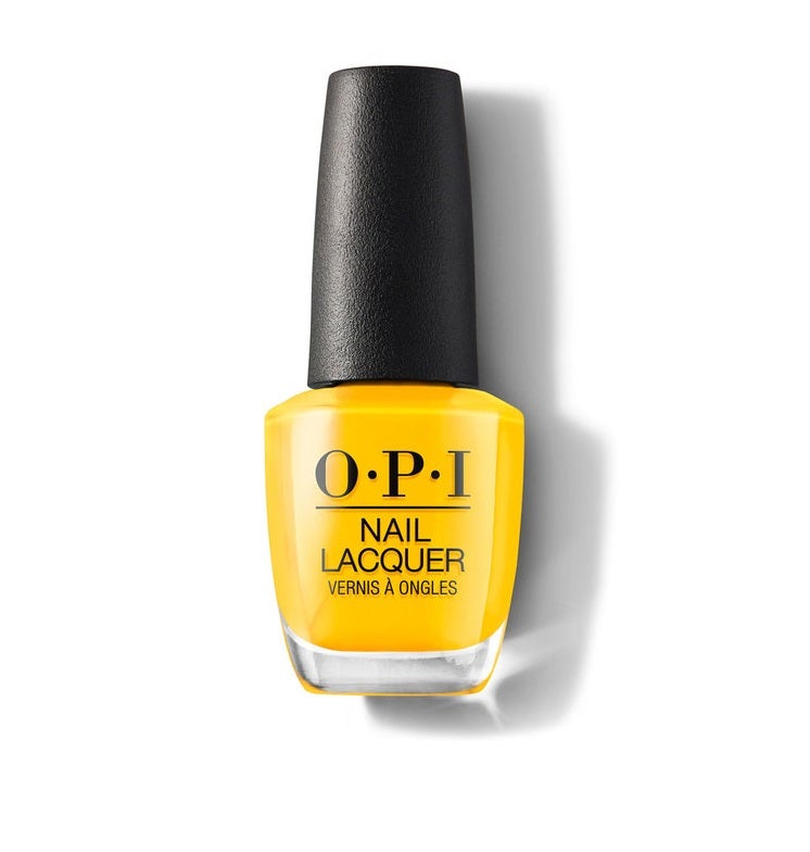 Si lo que quieres es hacerte con los colores más vivos y sólidos, ficha los esmaltes de OPI como este amarillo Sun, Sea, and Sand in My Pants de la colección Lisbon. (10,50 euros).