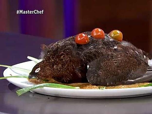 Así presentaba Saray su perdiz, sin ni siquiera pelarla.