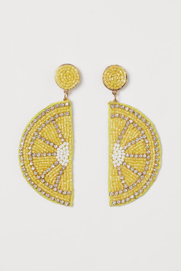 Pendientes de cuentas con forma de gajo de limón, de la colección de verano de H&M (9,99 euros):