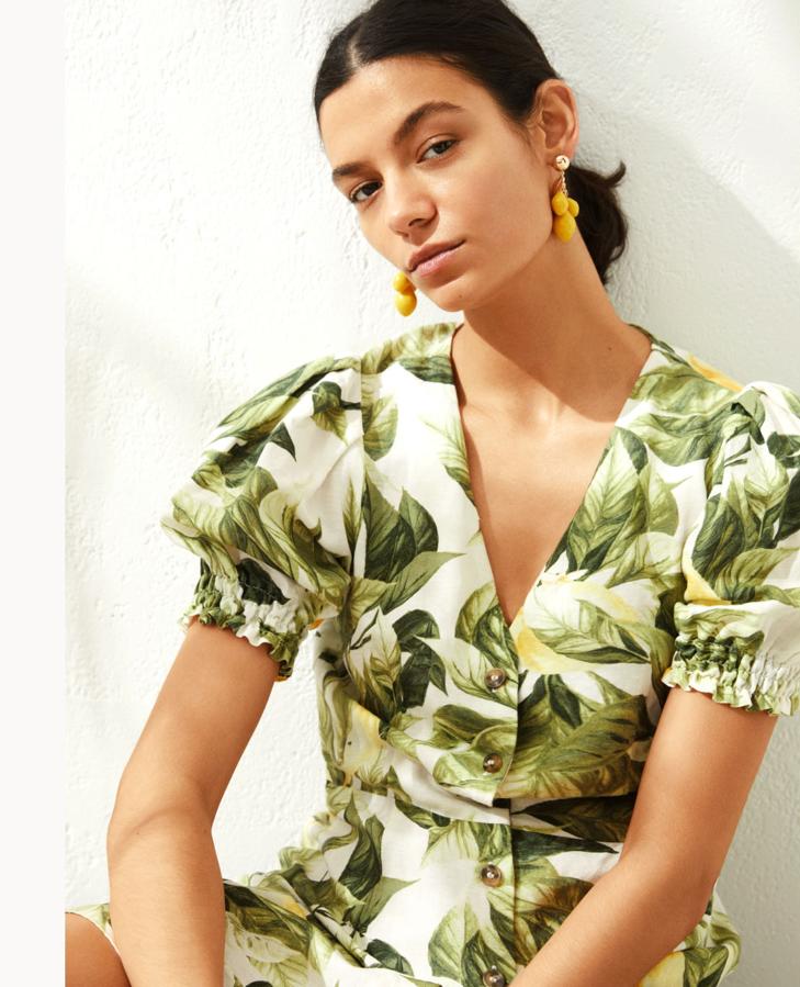 Vestido mini con botones delanteros y manga corta con gomas, en tejido de lino, de la colección de verano de H&M (19,99 euros).