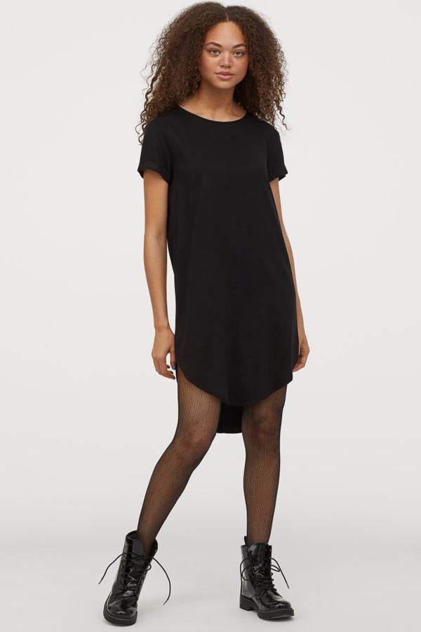 En versión corta con bajos redondeados, este vestido camiseta de H&M está confeccionado en viscosa. Tiene el cuello redondo y las mangas cortas vienen con dobladillo cosido. Cuesta 24,99 euros y está disponible en las tallas 34,40, 46 y 48, aunque la primera y la última se están agotando.