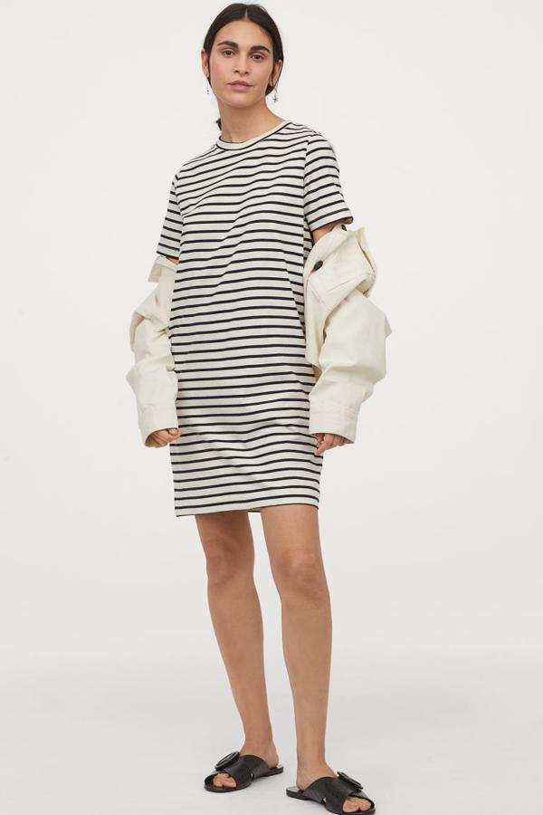 Con estampado de rayas, este modelo recto con cuello redondo ribeteado en canalé, este vestido camiseta de H&M está confeccionado en punto de algodón grueso. Cuesta 14,99 euros y está disponible entre las tallas XXS y XXL, aunque se está agotando en la XL.
