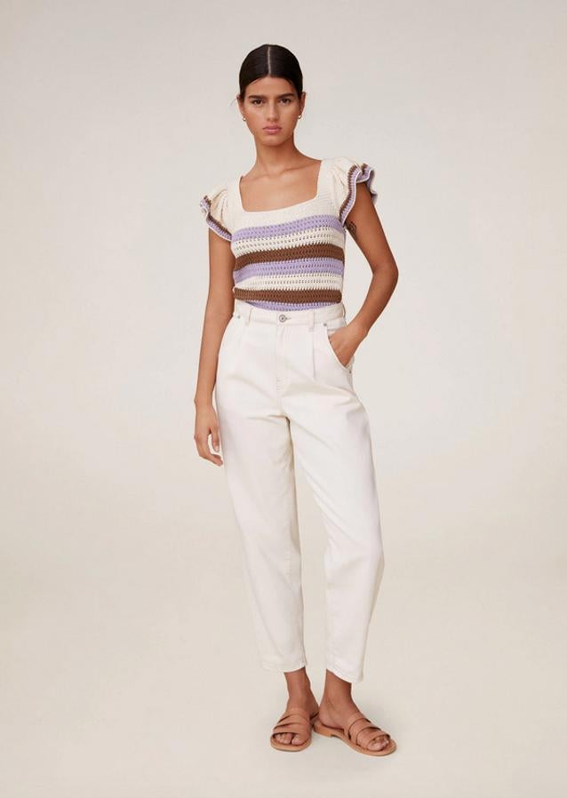 Diseño de rayas lilas y marrones para este top crochet de Mango en color blanco. Con mangas cortas con volantes y escote cuadrado, cuesta 25,99 euros y está disponible en las tallas S, M y L.
