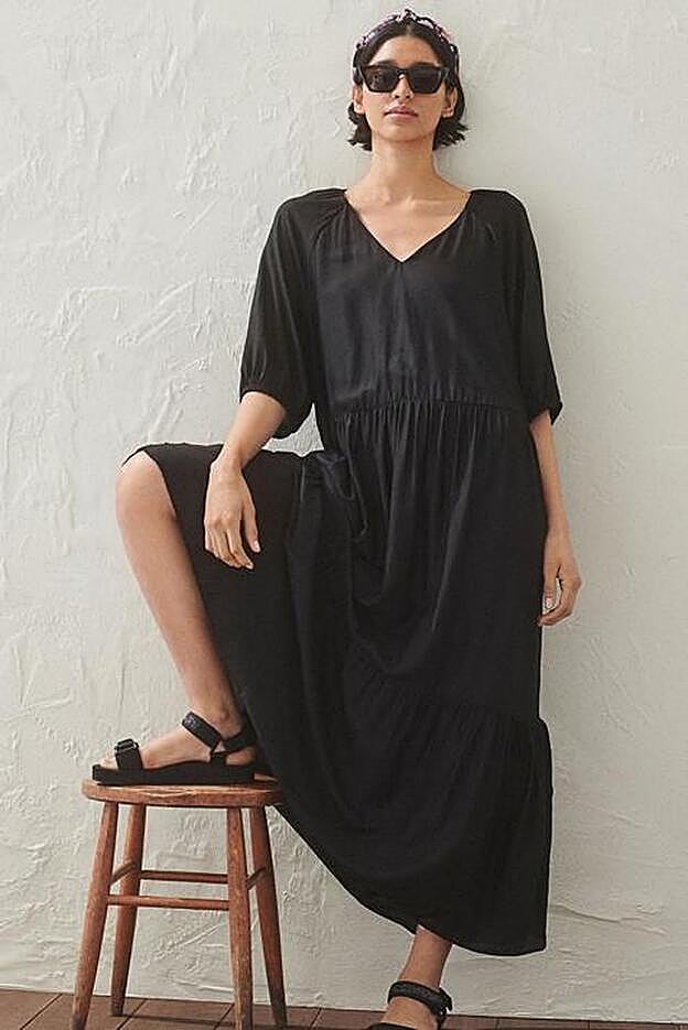 En H&M encontrarás el perfecto vestido comodín negro por 19,99 euros.