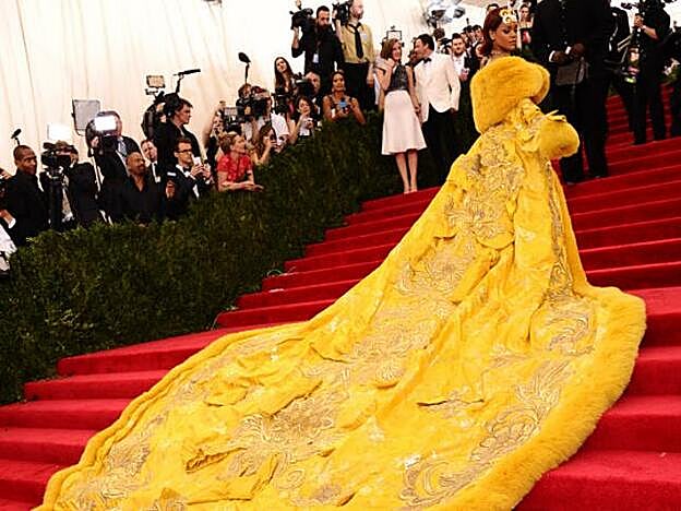 Rihanna en la gala de 2015 con el vestido de la diseñadora Guo Pei que probablemente más memes haya provocado en la historia de la fiesta.