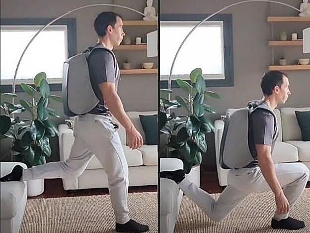 Marcos Vázquez realizando una sentadilla búlgara en casa