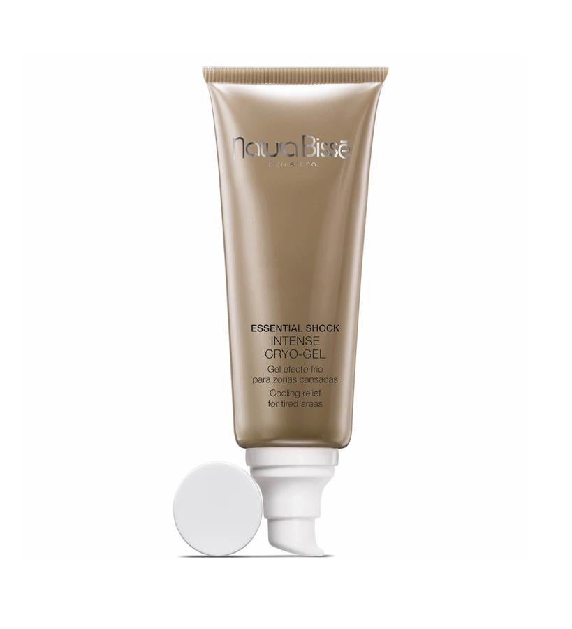 Con extractos de mentol y eucalipto, este gel relaja la musculatura que alivia el malestar y estimula la circulación, a la vez que tonifica la piel y disminuye la apariencia de la celulitis. Essential Shock Intense Cryo-Gel de Natura Bissé (58,50 €).