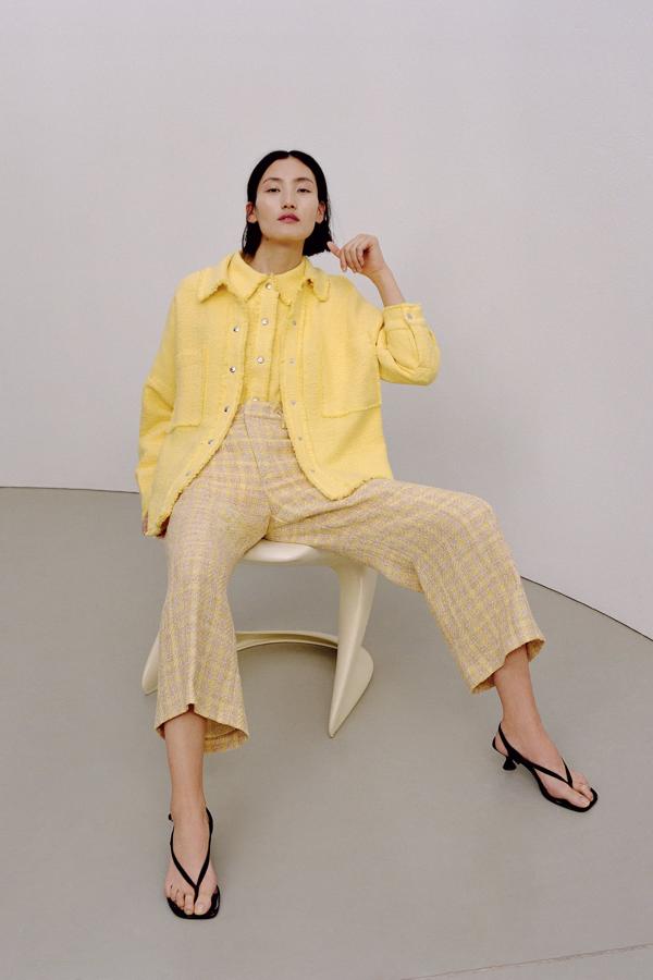 Sobrecamisa de tweed amarilla con botones automáticos, de Zara (49,95 euros).