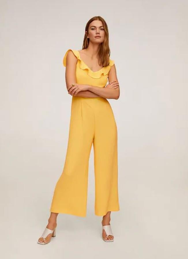 Mono amarillo con detalle de volante en el escote, de Mango (49,99 euros).
