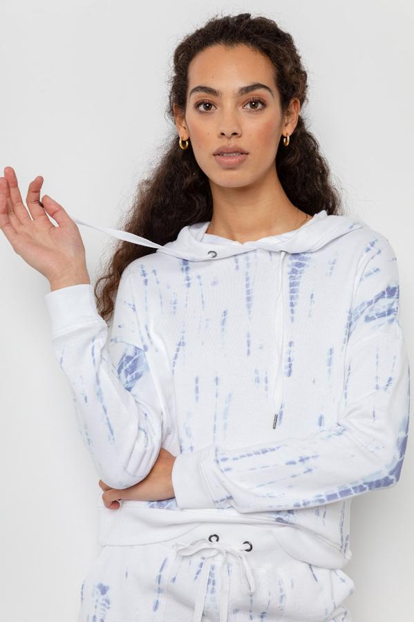 Sudadera con capucha blanca y azul de Rails (127,67 euros).