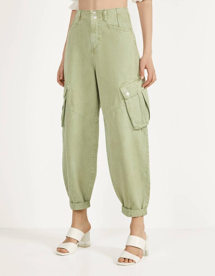 En diseño balloon fit con bolsillos laterales en la pernera en verde pastel, estos jeans cargo de Bershka pertenecen a la colección sostenible de Inditex y cuestan 29,99 euros. Están disponibles entre las tallas 32 y 40.
