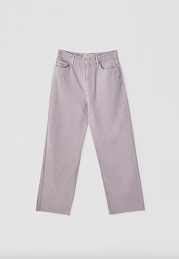 En Pull&Bear han apostado por uno de los tonos tendencia de la temporada, el lila, para estos jeans de corte recto con bajo cropped. Cuestan 22,99 euros y están disponibles entre las tallas 32 y 42.