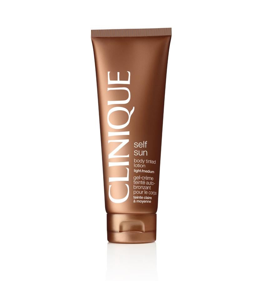 De textura crema, proporciona un bronceado luminoso de manera instantánea y de aspecto natural para la piel. No provoca granitos en la piel.  Self Sun Autobronceador Corporal de Clinique  (30 €).