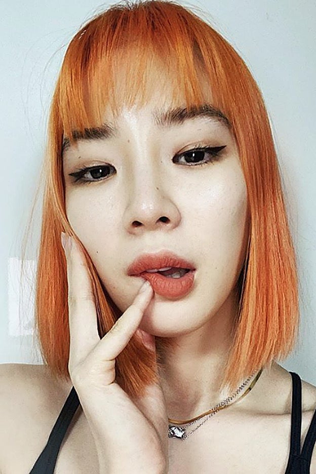 La influencer coreana no necesita contouring para que su piel resplandezca.