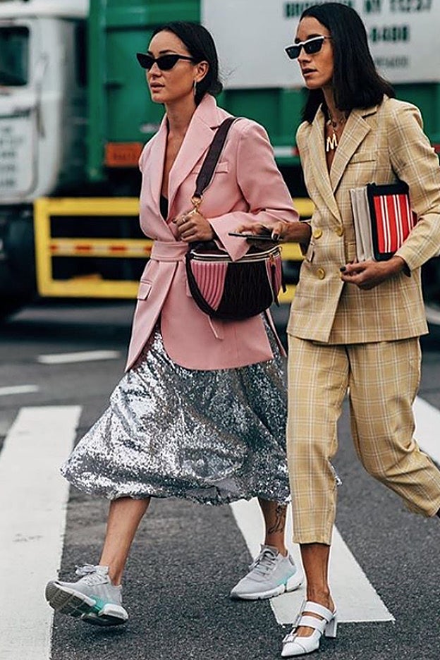 Otra combinación de falda midi con zapatillas, con un contraste genial entre las lentejuelas y el perfil 'runner' de las deportivas.