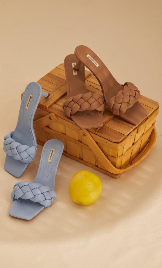 Sandalias tipo mule de tacón con tira trenzada y acolchada, disponible en color azul y marrón (29,99 euros).