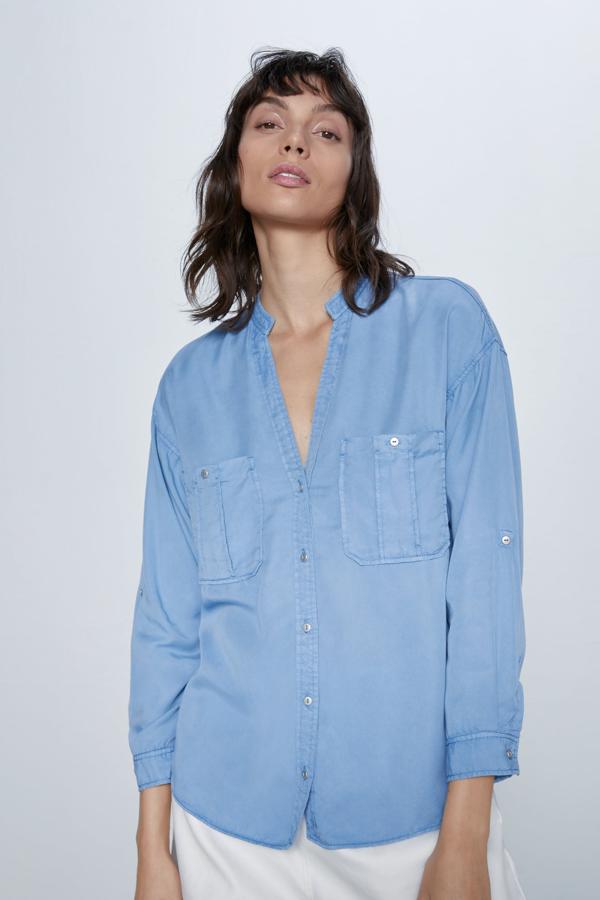 Esta blusa de cuello redondo similar al mao y escote de pico tiene mangas largas remangadas con trabilla y botón. Con bolsillos de plastrón con botón, pertenece a la colección sostenible de Inditex y tiene un precio de 25,95 euros. Está disponible entre las tallas XS y XL.