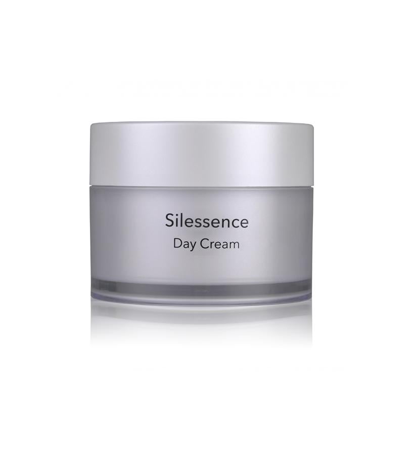 Su 98% de ingredientes de origen natural nutren, reparan, hidratan la piel. y aumentan su densidad cutánea. Su formulación incluye aguade la fuente Font del Bou, rica en sílice, extractos de dondiego de noche, tamarindo, lirio blanco y vitaminas A y E. Juntos redensifican y regeneran la piel con una acción antioxidante y protectora.  SilessenceDayCream de Boí Thermal  (30,95 €).