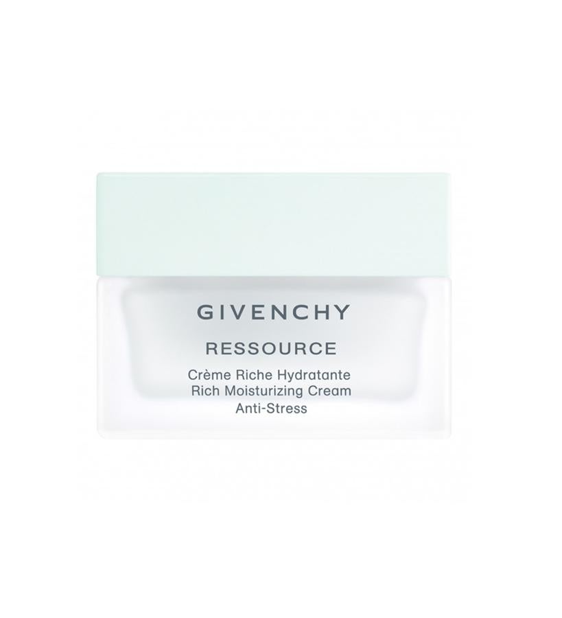 Su fórmula, con un 97% de ingredientes naturales, lucha contra los daños cutáneos causados por el estrés ambiental y emocional. Se combina con una textura rica y fundente, a medio camino entre crema y bálsamo, que proporciona confort a las pieles más secas y deshidratadas. Rich Moisturizing Cream Anti-Stress Ressource de Givenchy (59 €).