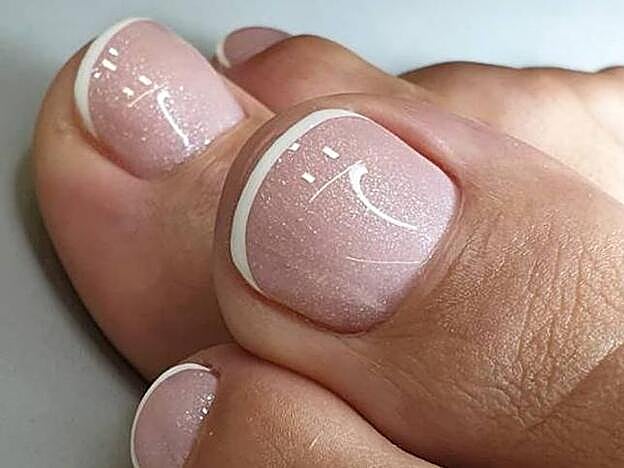 Una variación de la manicura francesa con un rosa con destellos.