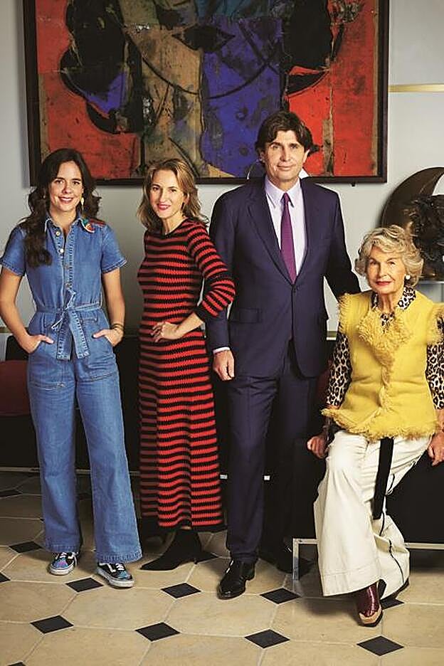 Isabelle d’Ornano posa junto a su hijo Philippe, presidente de la empresa; a su hija Christine, vicepresidenta; y a su nieta Daria, responsable del Estudio Creativo de Sisley.