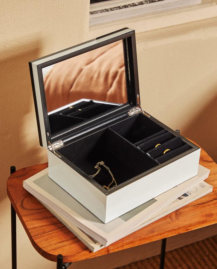 Joyero con el interior de terciopelo negro, (19,99 euros).