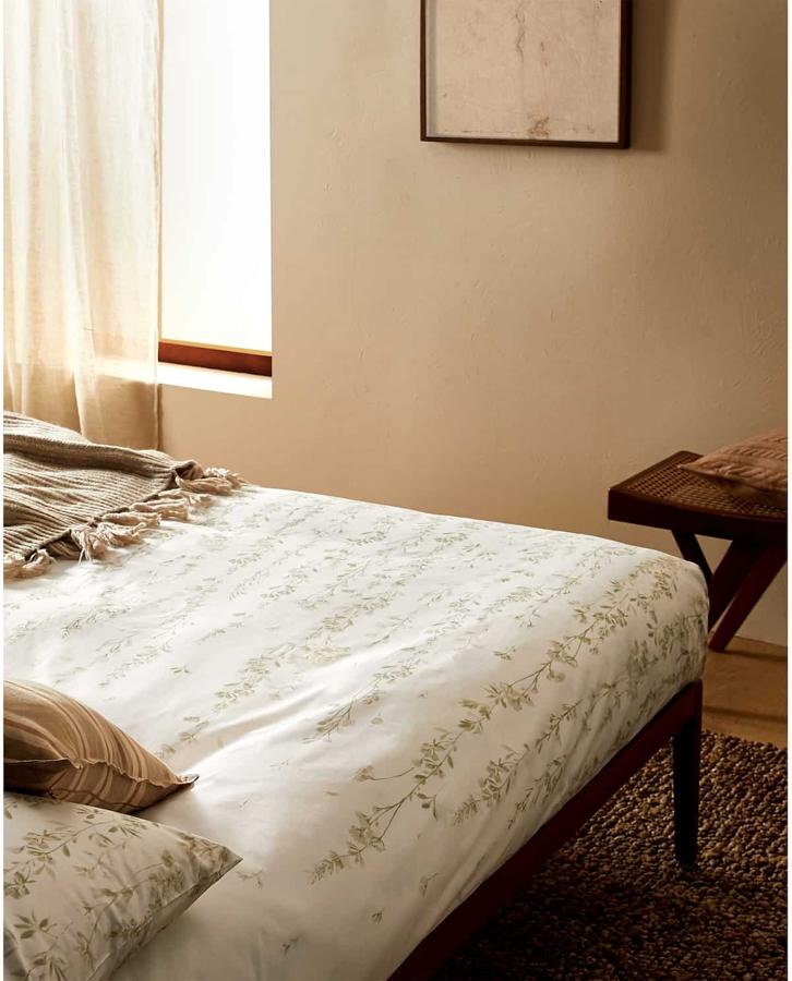 Sábanas blancas con dibujos botánicos, (desde 5,99 euros).