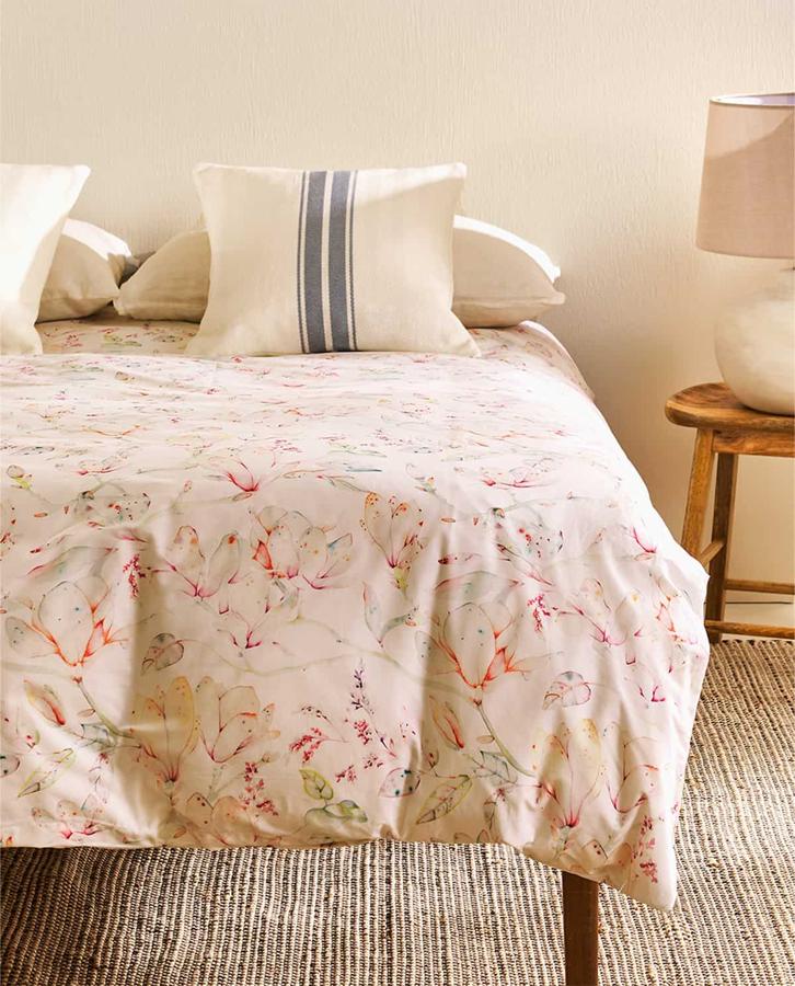 Sábanas de magnolias en tonos rosas, (desde 5,99 euros).