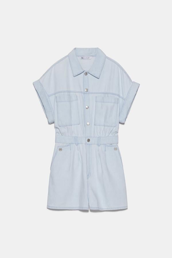 Confeccionado en algodón orgánico, este mono corto con cuello solapa y manga corta acabada en vuelta. En tejido denim, viene con cintura elástica y bolsillos de plastrón en el pecho. Cuesta 25,95 euros y está disponible entre las tallas XS y XXL, aunque la M se ha agotado ya.