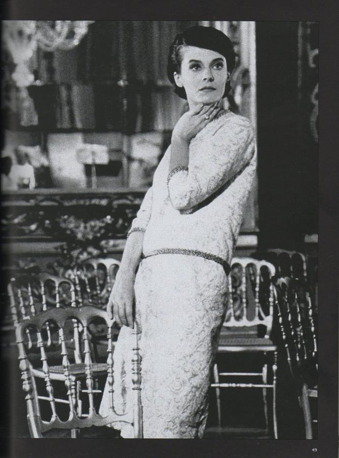 El coqueteo de Gabrielle Chanel con el cine comenzó en los años 30, con una oferta que, como diría el mismísimo padrino Vito Corleone, no podría rechazar. Nada menos que un millón de dólares de la época por viajar a Hollywood, invitada por el magnate Samuel Goldwyn, y vestir a algunas de las actrices más importantes de los estudios, tanto para sus películas como para sus apariciones en público. A pesar de tener a Marlene Dietrich, Claudette Colbert, Greta Garbo o Katharine Hepburn rendidas a sus pies, la francesa no supo adaptarse y regresó espantada a Francia. Fue en su patria cuando, en 1961 recibió el encargo de crear el vestuario para la protagonista de El año pasado en Marienbad, una cinta de vanguardismo francés en el que pudo plasmar su pasión por el negro, los vestidos sastre y, por supuesto, los collares de perlas.