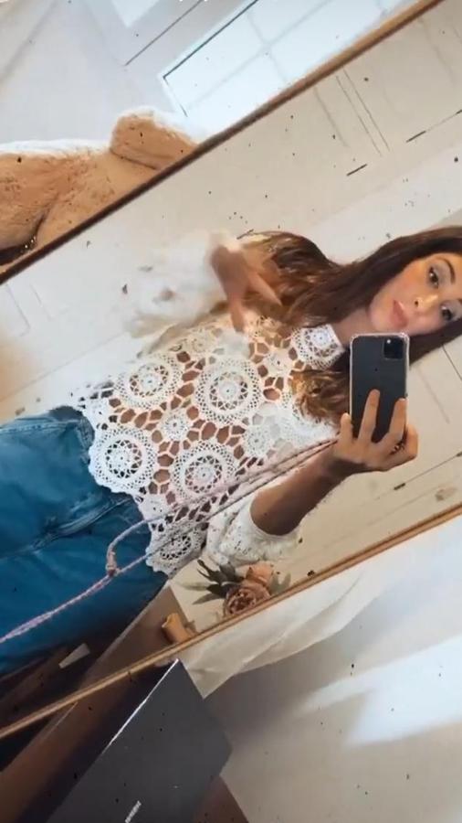El crochet es una de las tendencias de este verano y la influencer ha optado por hacerse con  este top  (22,99 euros) del que ha dicho que es "una prenda que nunca pasa de moda y me encantan porque tiene las mangas más amplias"