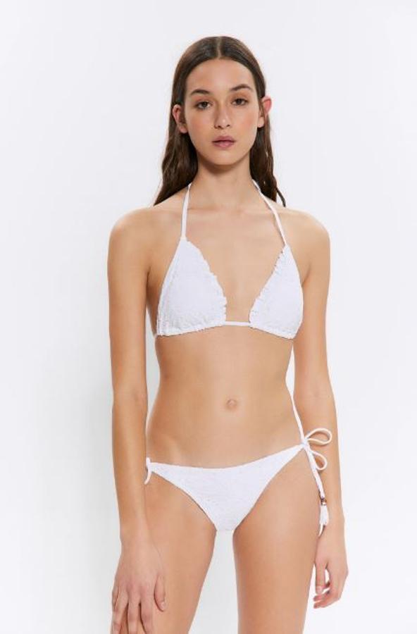Bikini blanco con calados y top de triángulo, de la colección de baño de Sfera (11,99 la parte de arriba y el mismo precio para la parte de abajo).