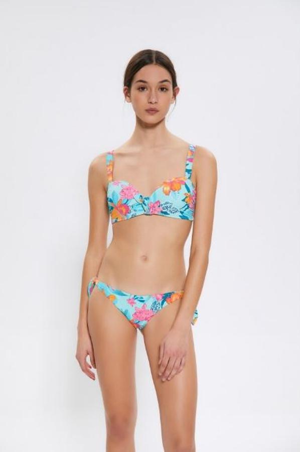 Bikini con estampado de flores en tonos turquesa, de la colección de baño de Sfera (13,99 el top armado de tirante ancho y 9,99 la braguita que se ata en los laterales).