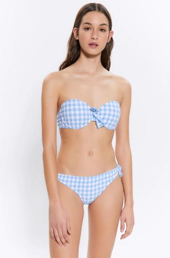 Bikini sin tirantes, con el top armado, en cuadros vichy en azul pastel, de la colección de baño de Sfera (13,99 el top y 11,99 euros la braguita con lazada).