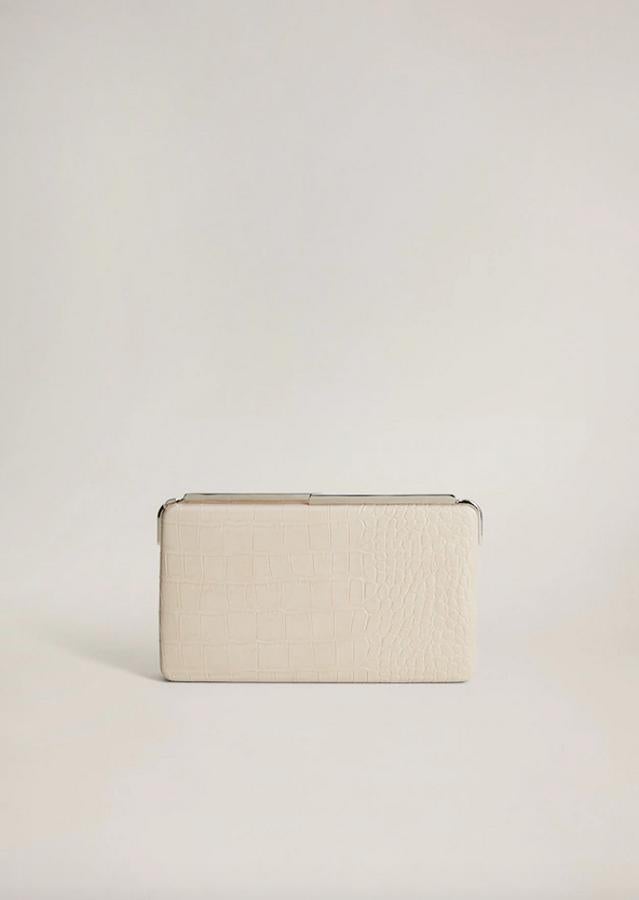 El efecto piel no podía faltar en esta selección, y en Mango se han decantado por la serpiente para este clutch con asa desmontable y forro interior. Tiene un precio de 25,99 euros.