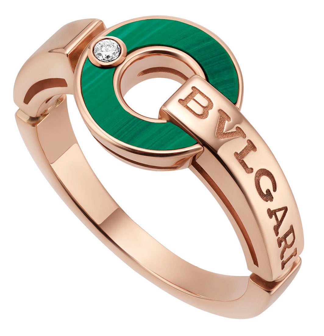 Sortija de oro rosa con malaquita y un diamante, de Bvlgari (2.200 €).