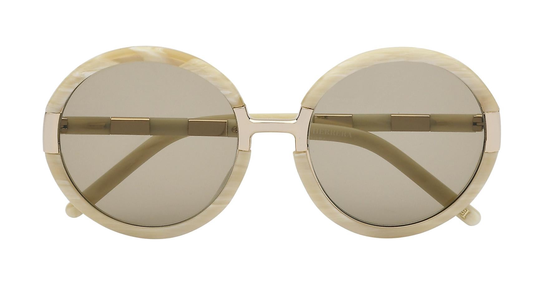 Muy setenteras, de montura redonda y una mezcla de dorado e imitación marfil, estas gafas de sol de Carolina Herrera New York son las más chic y sofisticadas de toda la selección.