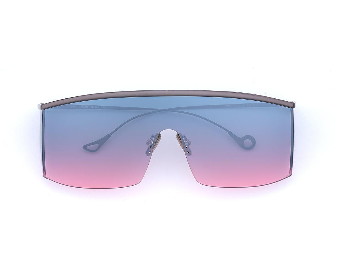 Este modelo de gafas de sol de la firma Eyepetizer pertenece a su colección The Glove, un homenaje al diseñador Karl Lagerfeld. Hay varios modelos, en este caso, en gris difuminado al rosa. Karl, cuánto te echamos de menos.