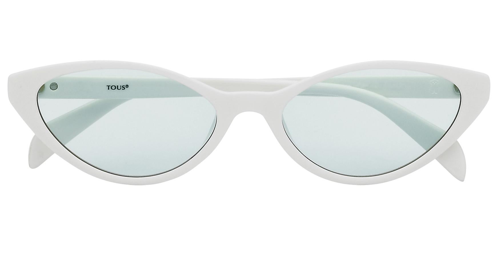 Gafas de sol de estilo retro, con montura blanca 'cat eye' y cristal muy claro, en un tono verde ligero. Son de la firma Tous.