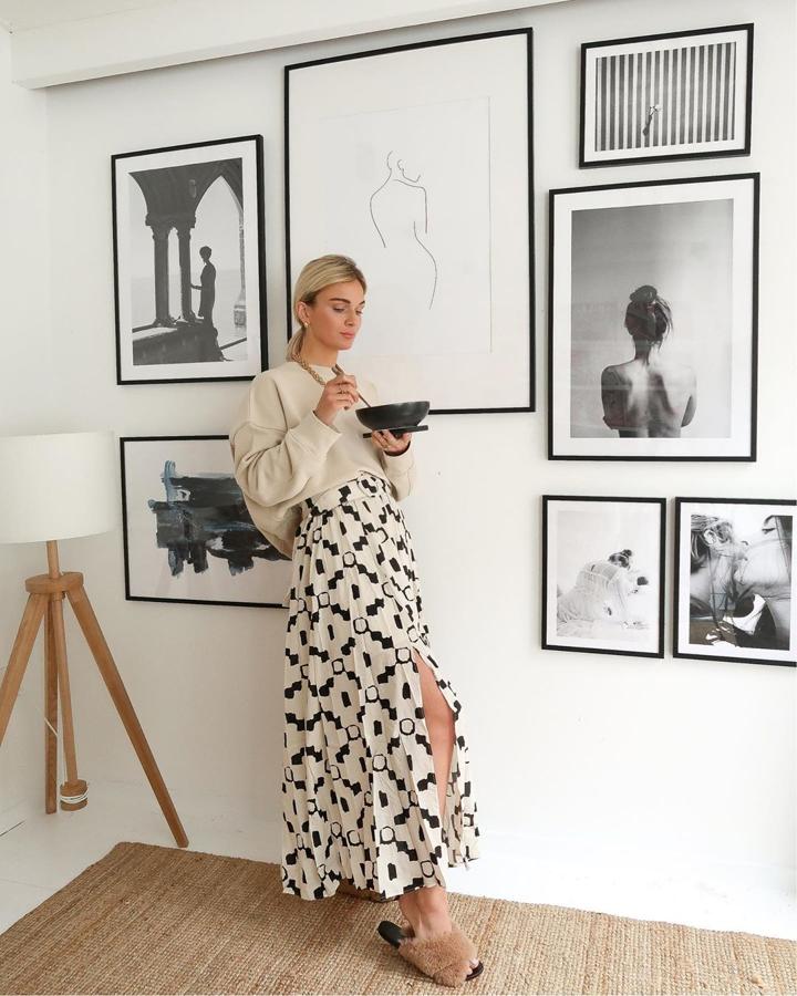 Las faldas reclaman su lugar este verano y si son plisadas, siempre son una buena idea. Estampada con un top liso es un look de 10.