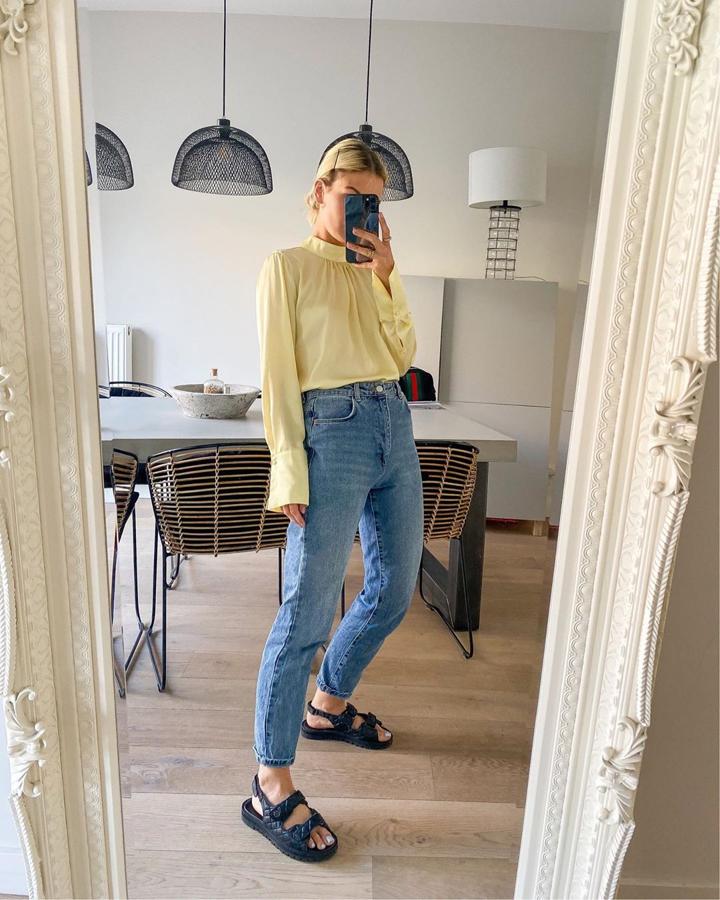 Unos vaqueros rectos te arreglan cualquier día. En este caso, combiandos con un top lencero en  amarillo  y unas sandalias surferas.