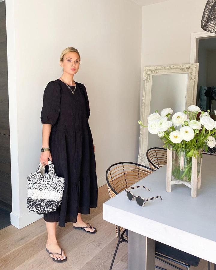 Después del famoso little black dress llega el midi black dress. Si no tienes uno, corre a por él. Este es de H&M.
