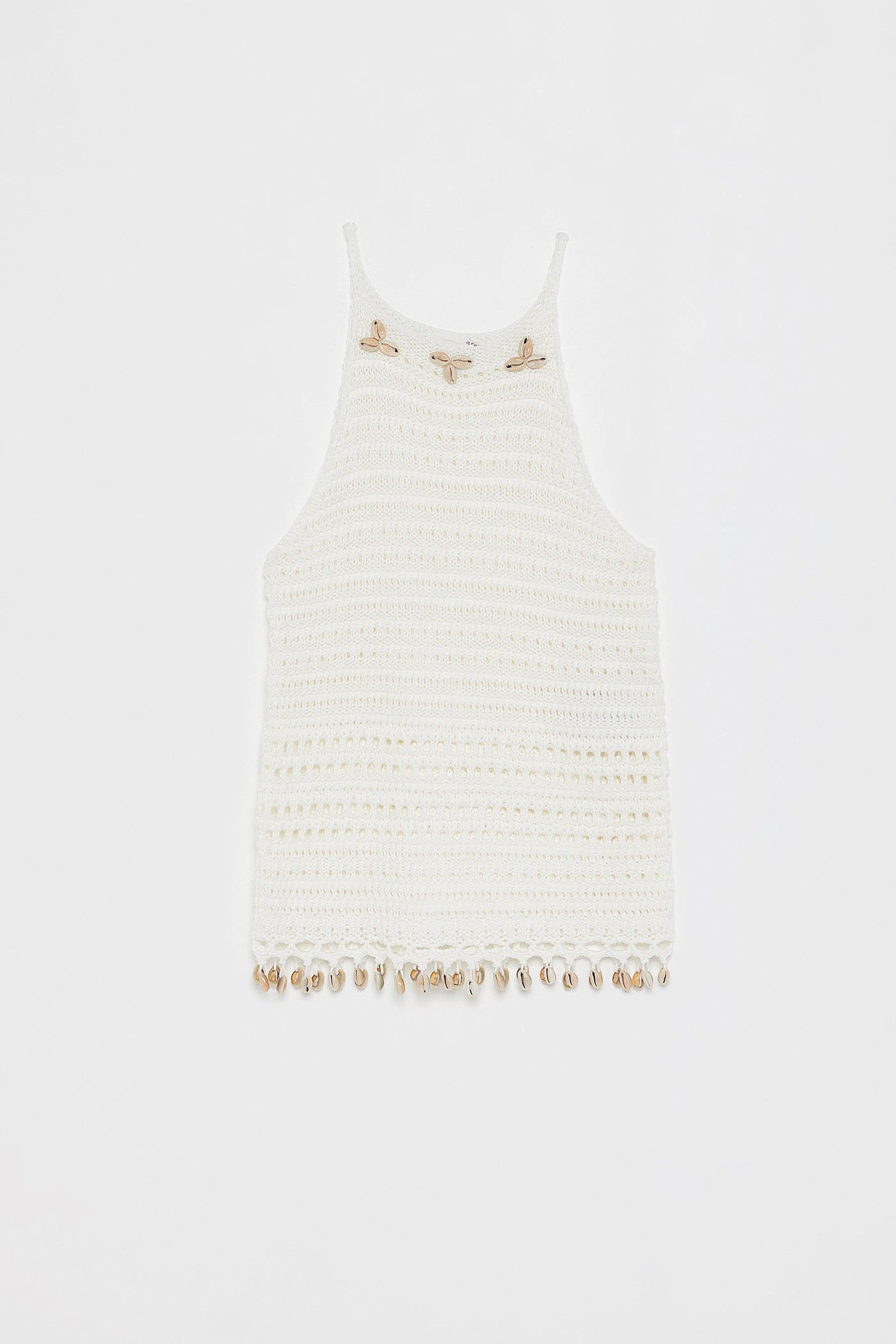 Top blanco en crochet con detalle de conchas. ¡Puro verano! (19,99 euros). En Sfera.