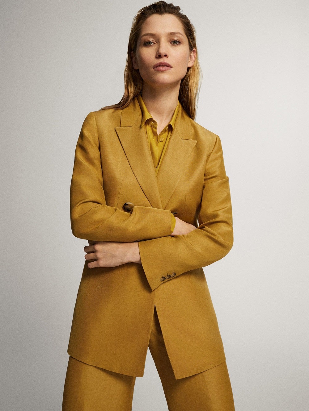 Apuesta por la audacia del mostaza con esta americana estructurada con botones de falso cruce de Massimo Dutti. (99,95 euros).