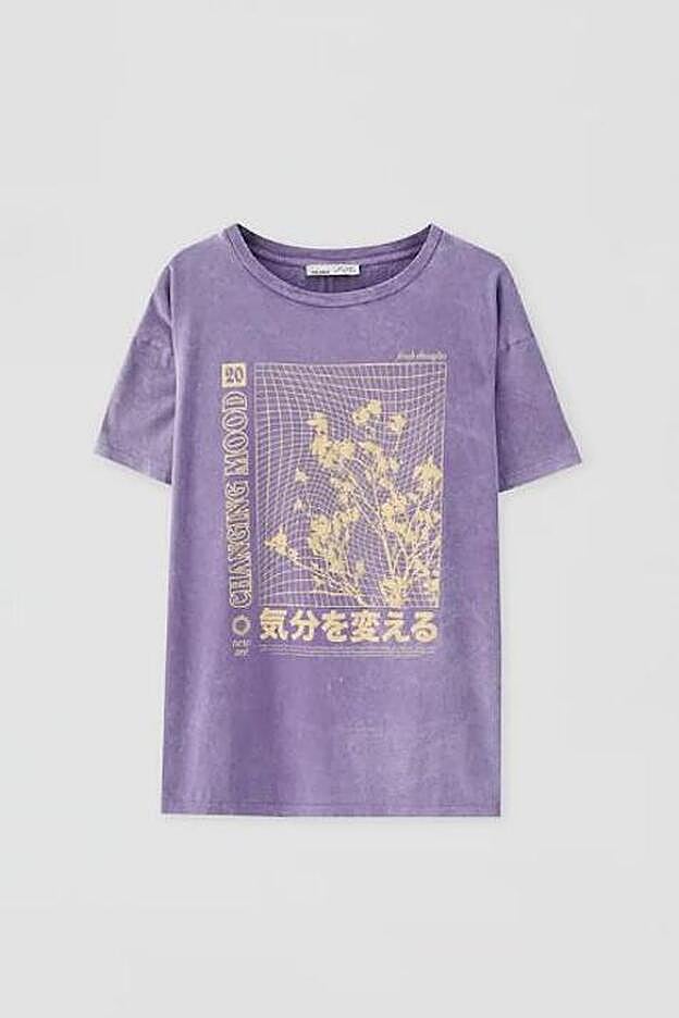 Esta es la camiseta de Pull&Bear que lleva María Fernández-Rubíes en uno de los colores que más triunfa este verano, el morado.