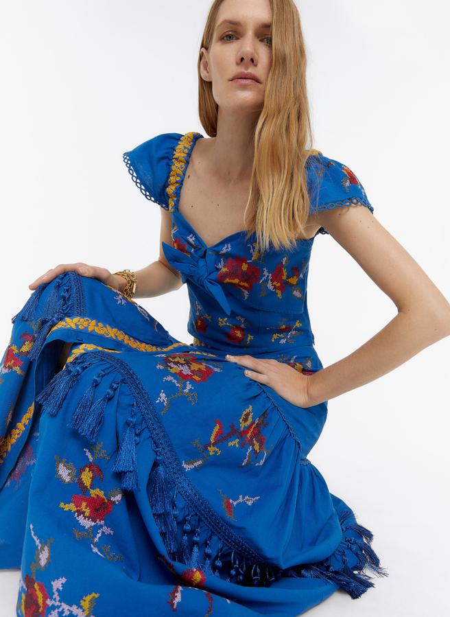 Top con tirantes de volante y lazada en el pecho, con bordados de flores en punto de cruz, de la nueva colección de verano de Uterqüe (69 euros).