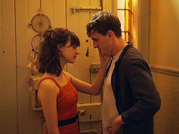 La serie sigue a Conell y Marianne el el paso del instituto a la Universidad