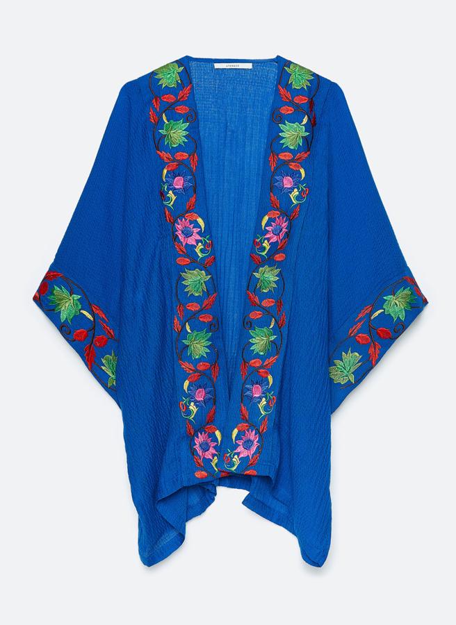 Poncho en azul eléctrico de tejido de bambula con bordados de flores en el frontal y en las mangas, de la nueva colección de verano de Uterqüe (59 euros).