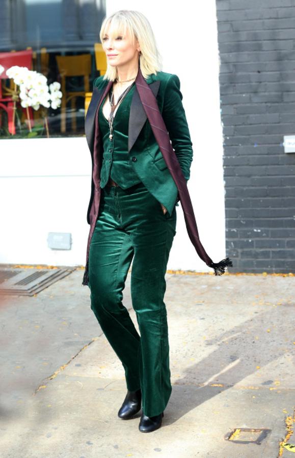 En el rodaje de 'Ocean’s Eight', donde nos demostró que los trajes masculinos de terciopelo son una pieza clave de su repertorio.